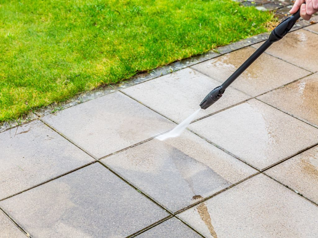 Pulizia pavimenti esterni con idropulitrice